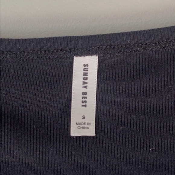 👯♀️Aritzia Sunday Best Button Up Cropped Tee (S) - Picture 4 of 4